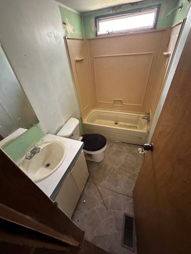 best manufactured home in royal village toledo ohio lot 147 - 00009