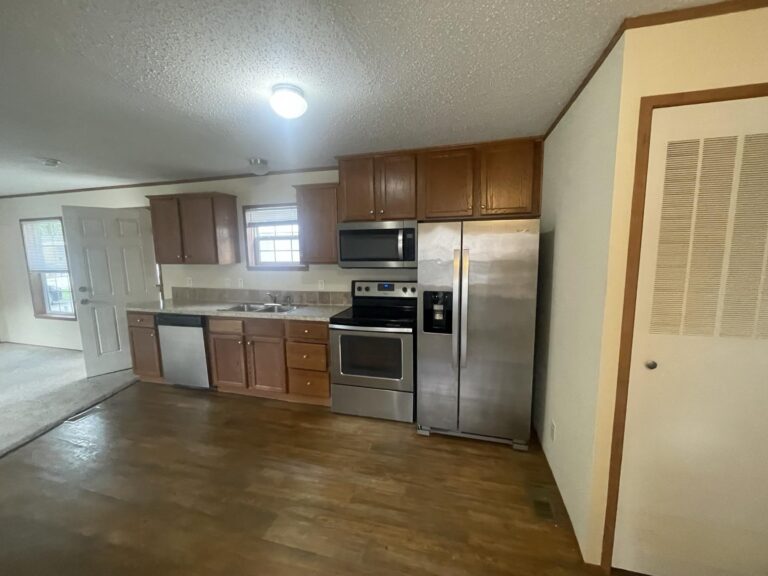 best manufactured SINGLE wide home in PIONEEER ACREES LOUISVILLE KENTUCKY - lot 101 - 2