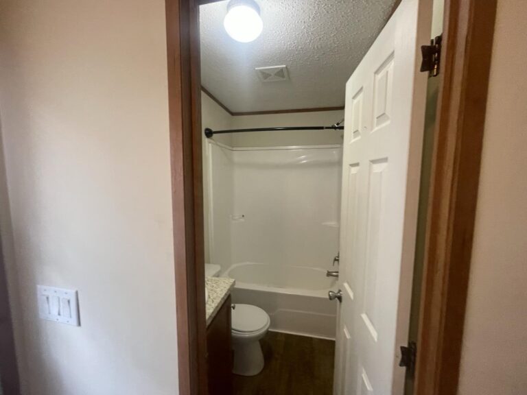 best manufactured SINGLE wide home in PIONEEER ACREES LOUISVILLE KENTUCKY - lot 101 - 3