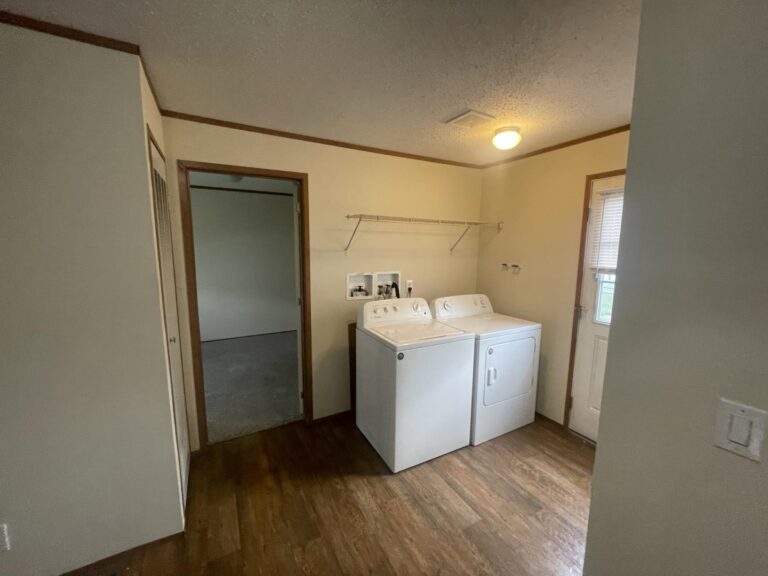 best manufactured SINGLE wide home in PIONEEER ACREES LOUISVILLE KENTUCKY - lot 101 - 9